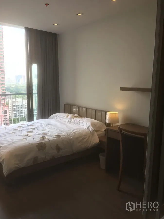 公寓 出租或出售在Khlong Toei, Bangkok - 明亮卧室，落地窗与阳台，可观城市景观，配书桌与床头灯