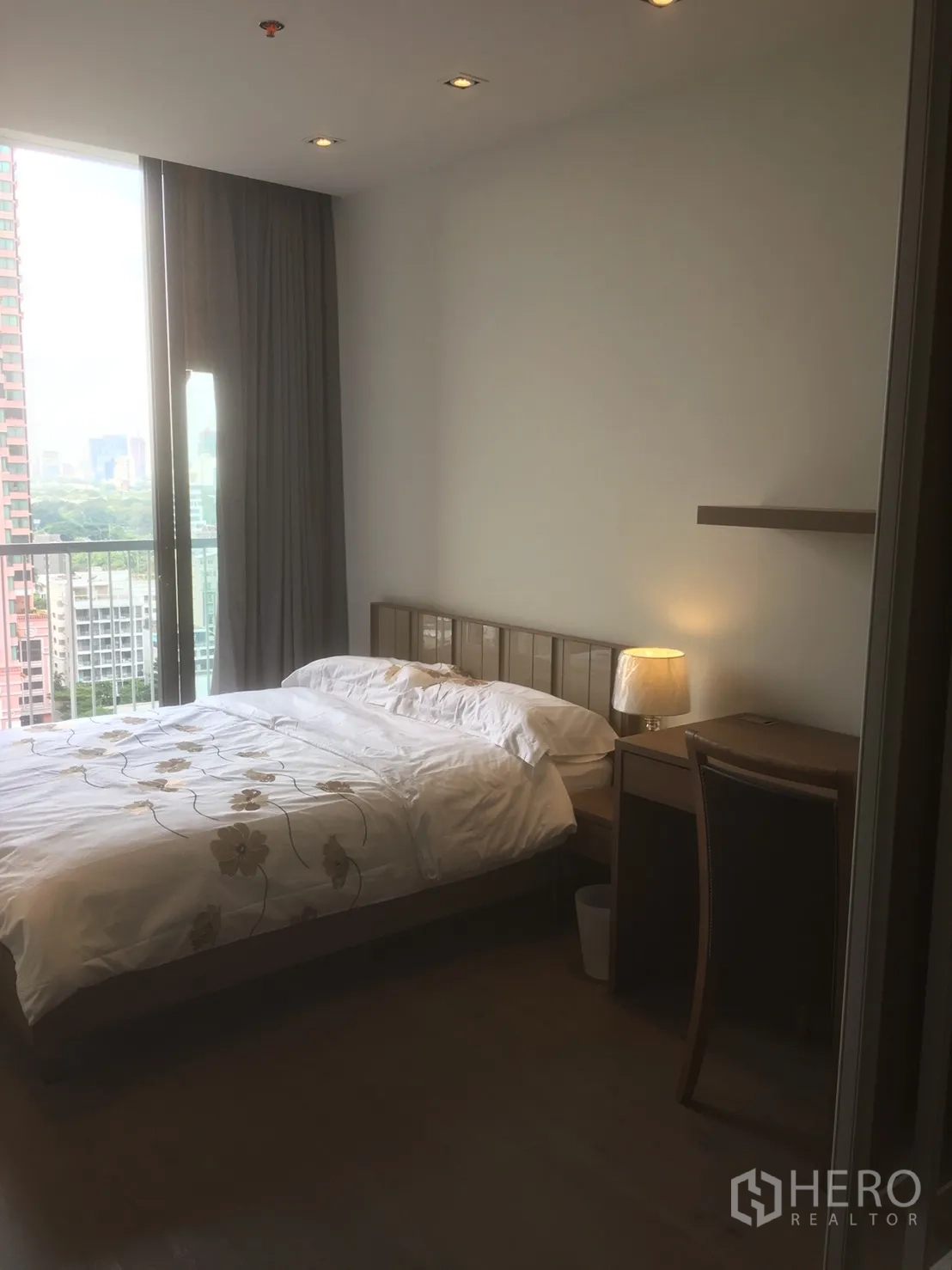 公寓 出租或出售在Khlong Toei, Bangkok - 明亮卧室，落地窗与阳台，可观城市景观，配书桌与床头灯