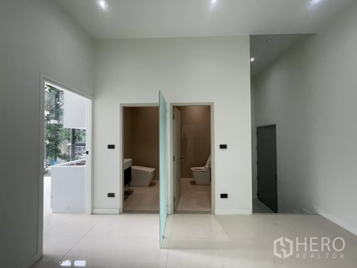 零售空间 出租 - 两间现代化卫生间，配齐洁具。