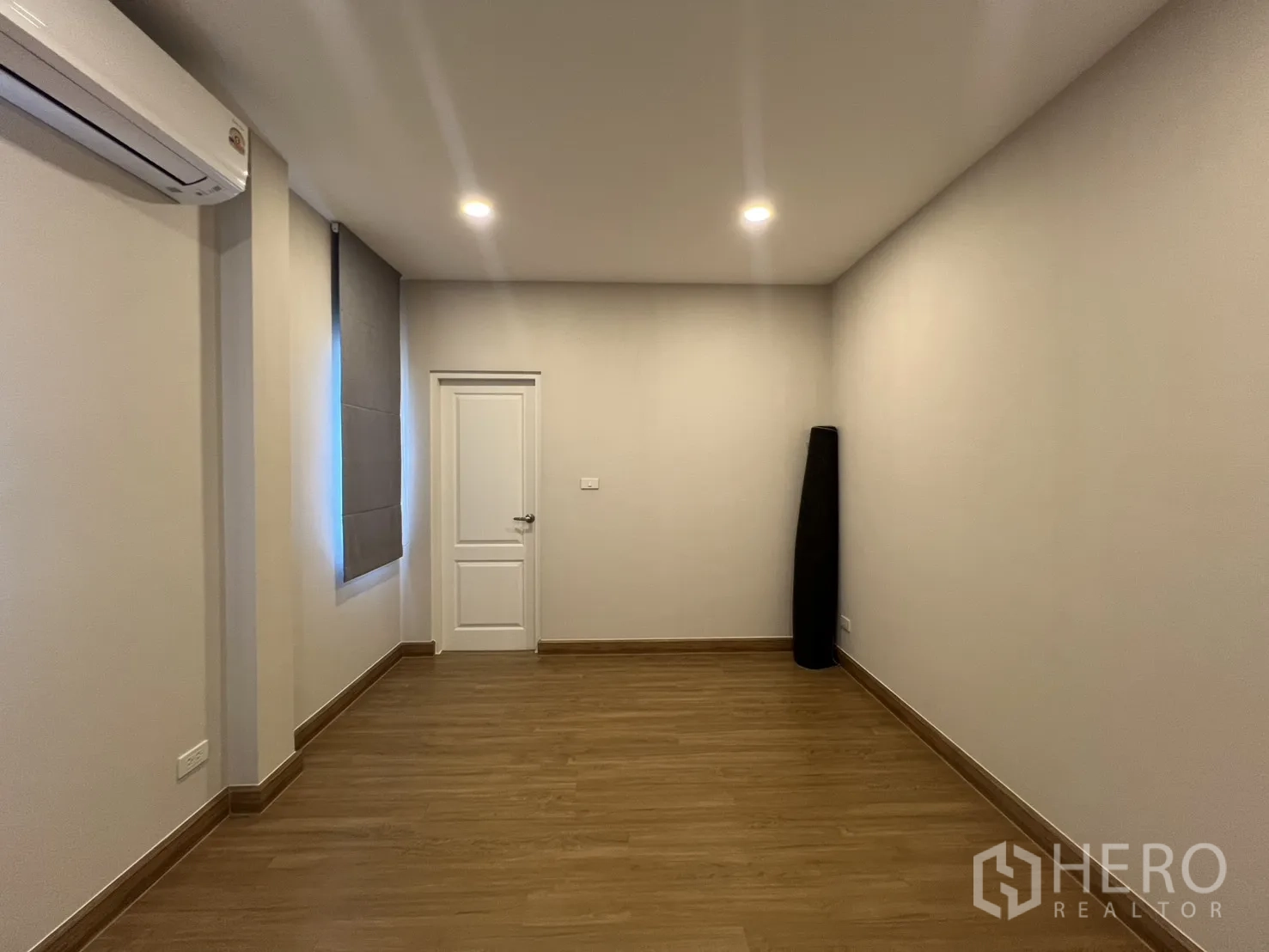 独栋房屋 for rent in Lat Krabang, Bangkok - 空置卧室，设空调与窗帘。