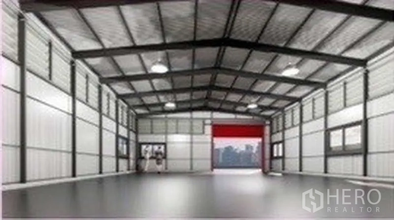货栈 出租在Lat Phrao, Bangkok - 仓库内部空间开阔，钢结构高挑屋顶，抛光混凝土地面与大型卷门。