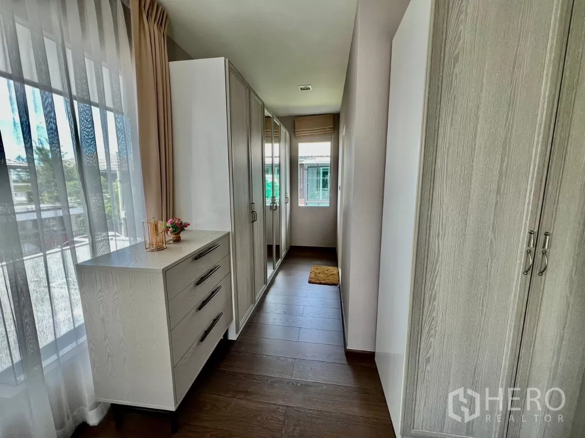 บ้าน ให้เช่าหรือขายในBang Phli, Samut Prakan - โถงวอล์กอินคลอเซ็ต ตู้เสื้อผ้าเรียงยาวและตู้ลิ้นชักริมหน้าต่าง.