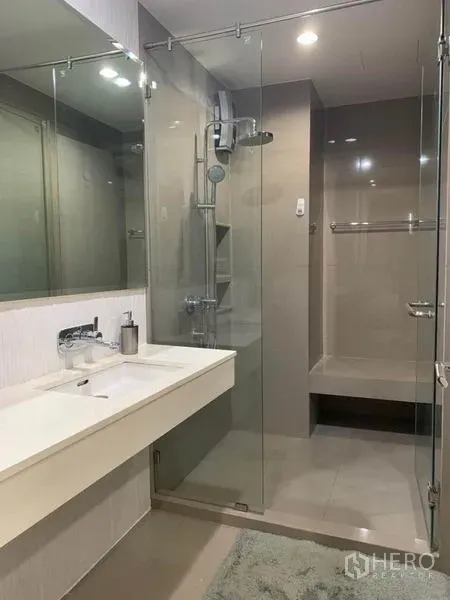 公寓 出租在Khlong Toei, Bangkok - 水疗风浴室，玻璃淋浴间带坐凳与宽大洗手台
