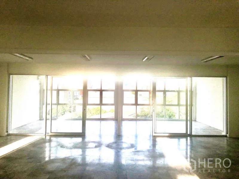 办公空间 出租在Bang Kapi, Bangkok - 大面积办公室配落地窗与推拉玻璃门，日照充沛通透明亮。
