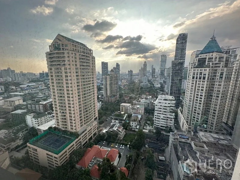 คอนโด ให้เช่าในSathon, Bangkok - วิวสกายไลน์กรุงเทพฯ จากชั้นสูงในย่านสาทร ยามพระอาทิตย์ตก