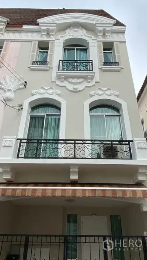 联排别墅 出租在Wang Thonglang, Bangkok - 三层联排别墅外立面，欧式装饰与锻铁阳台，位于旺通朗。
