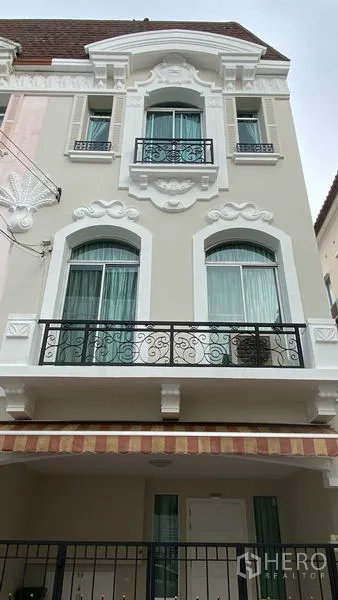 联排别墅 出租在Wang Thonglang, Bangkok - 三层联排别墅外立面，欧式装饰与锻铁阳台，位于旺通朗。