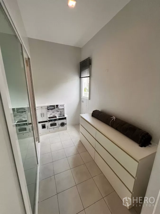 独立式住宅 出租在Lat Krabang, Bangkok - 狭长的杂物/更衣间，带抽屉柜与小窗。