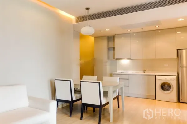คอนโด ให้เช่าในRatchathewi, Bangkok - โซนทานอาหารแบบเปิดเชื่อมครัวบิลท์อิน ตู้ลิ้นชักเงา เครื่องซักผ้า และโคมไฟแขวน