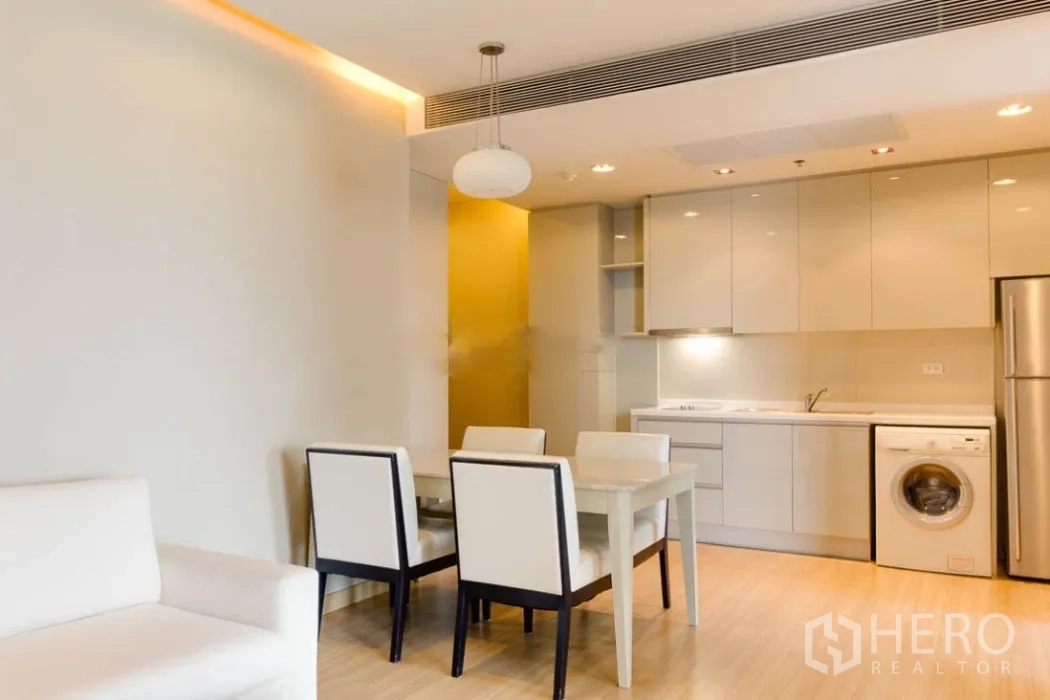 คอนโด ให้เช่าในRatchathewi, Bangkok - โซนทานอาหารแบบเปิดเชื่อมครัวบิลท์อิน ตู้ลิ้นชักเงา เครื่องซักผ้า และโคมไฟแขวน