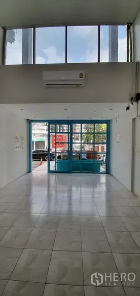 带办公室的家 出租在Khlong Toei, Bangkok - 采光充足的前厅，落地高窗与瓷砖地面，可望街景。