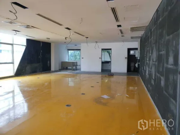 零售空间 出租在Khlong Toei, Bangkok - 上层开放区，黄色环氧地坪，吊顶预留，采光充足。