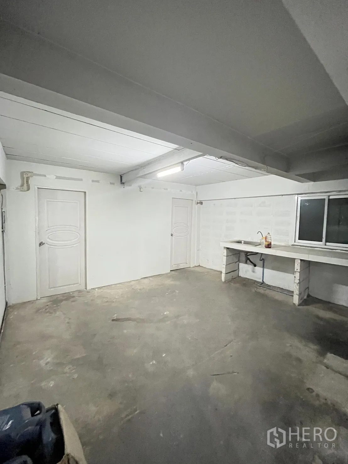 โกดัง for rent in Chatuchak, Bangkok - ห้องภายในขนาดเล็ก มีประตูสองบาน หนึ่งหน้าต่าง และอ่างล้างมือ