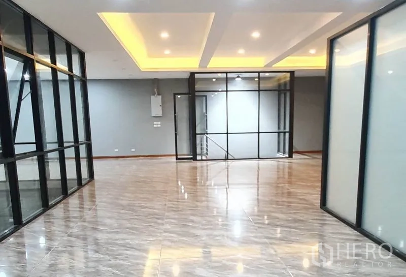 คลังสินค้า ให้เช่าในBang Khen, Bangkok - โถงสำนักงานมีผนังกระจกกั้น ห้องฝ้าฉาบเรียบ และพื้นเงามันวาว