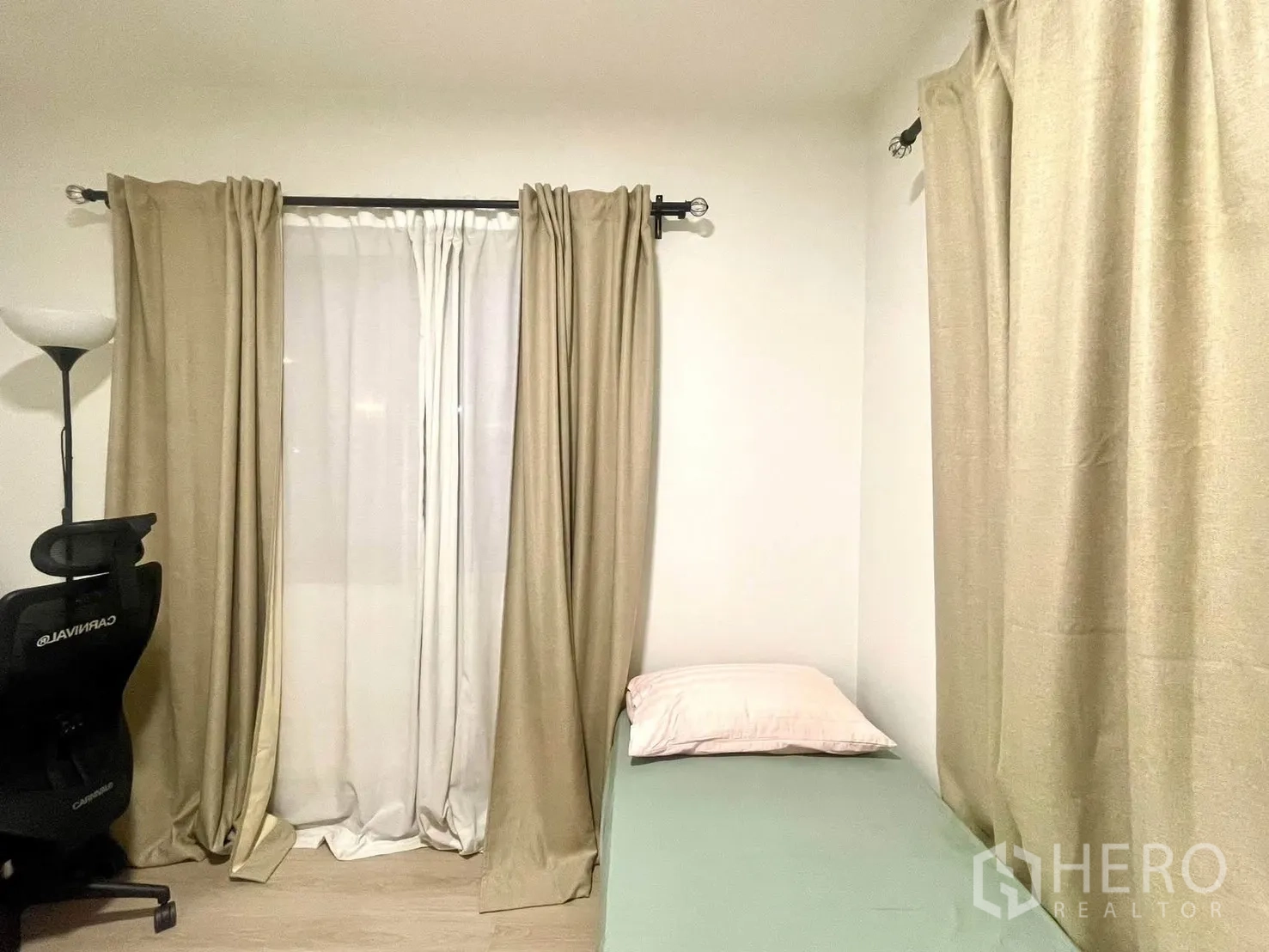 Townhouse for rent in Bang Phli, Samut Prakan - Cozy bedroom with single bed, curtains and floor lamp.