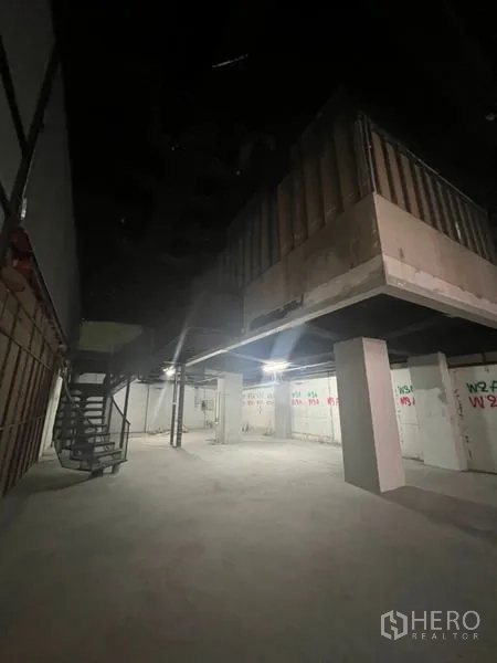 零售空间 出租在Bang Rak, Bangkok - 带夹层的平台、金属楼梯与灵活开放布局的店铺