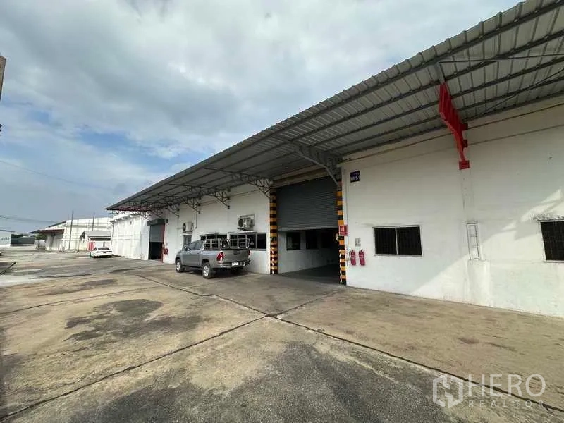 คลังสินค้า ให้เช่าในMueang Pathum Thani, Pathum Thani - ชานโหลดมีหลังคาพร้อมประตูม้วน ภายในโครงการโกดังย่านบางกะดี.