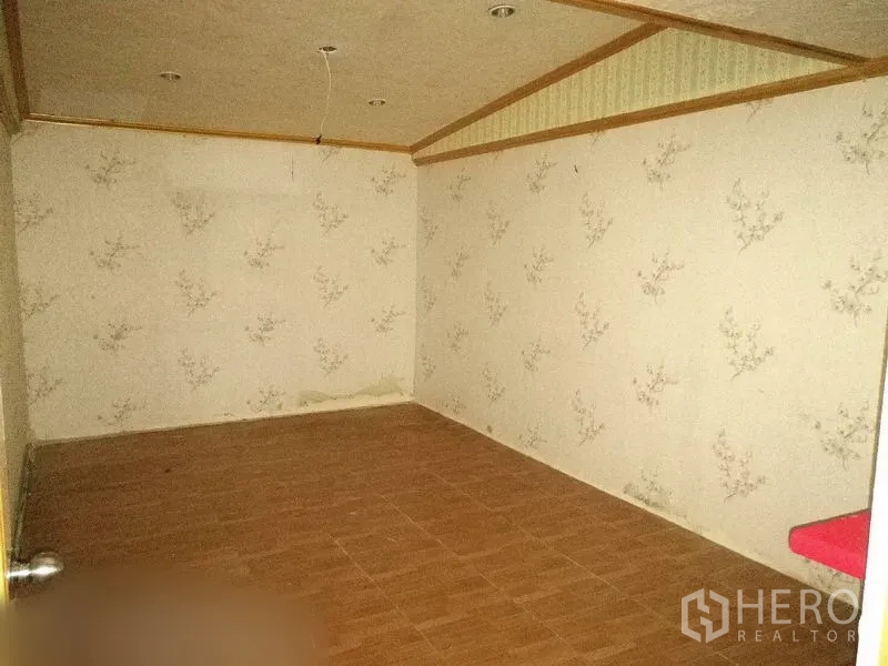 Retail Space for rent in Khlong Toei, Bangkok - Private room with tiled floor and patterned wallpaper, ready for refurbishment.