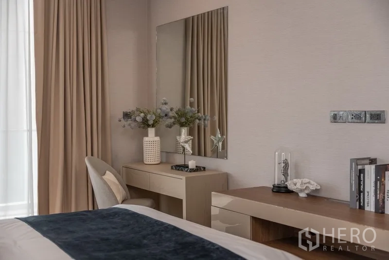 Detached House for rent or sale in Yan Nawa, Bangkok - Bedroom corner featuring vanity desk, mirror and neutral curtains.
