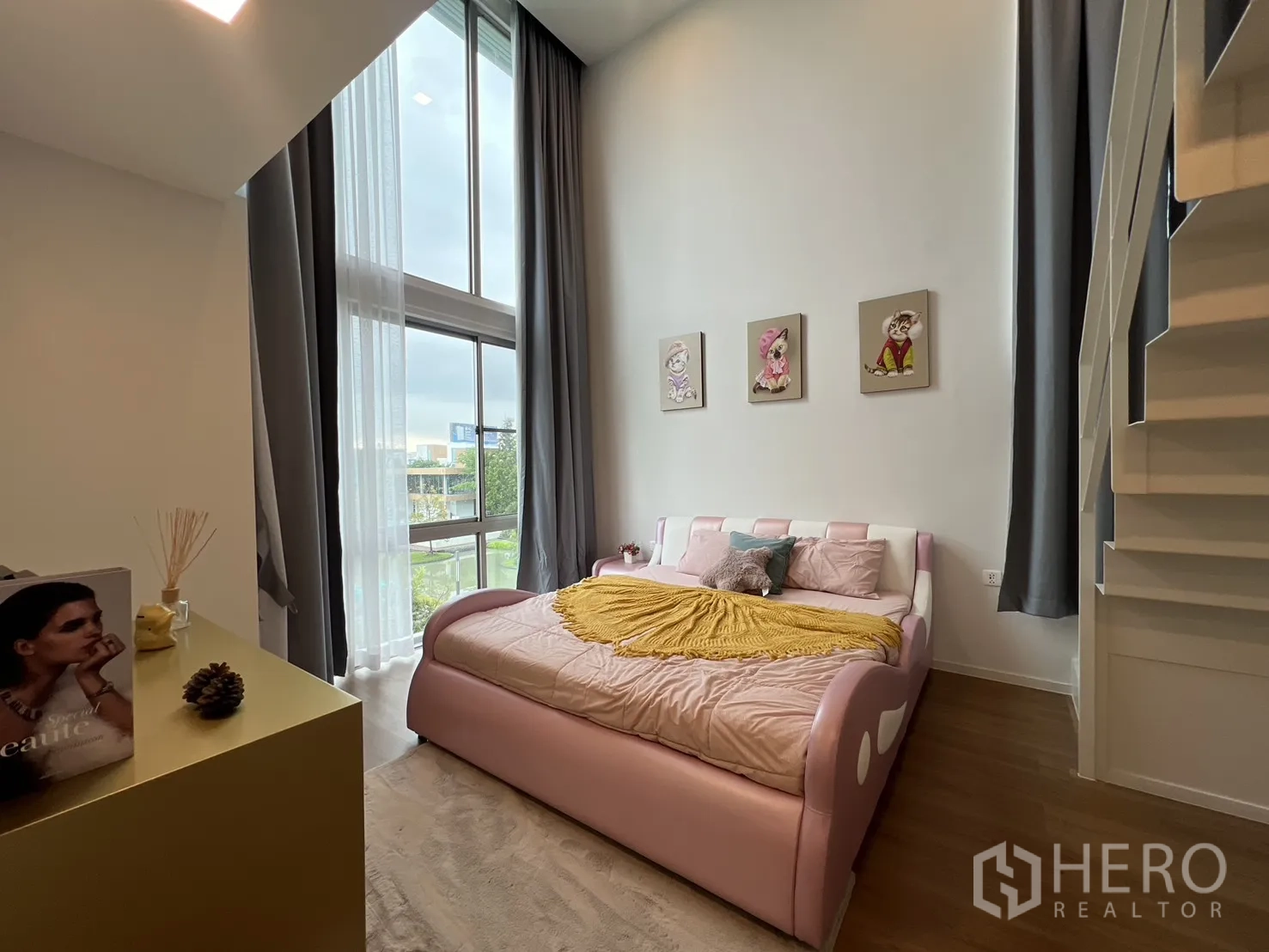 Detached House for rent in Saphan Sung, Bangkok - Walk-in dressing area with open shelving leading to the ensuite.