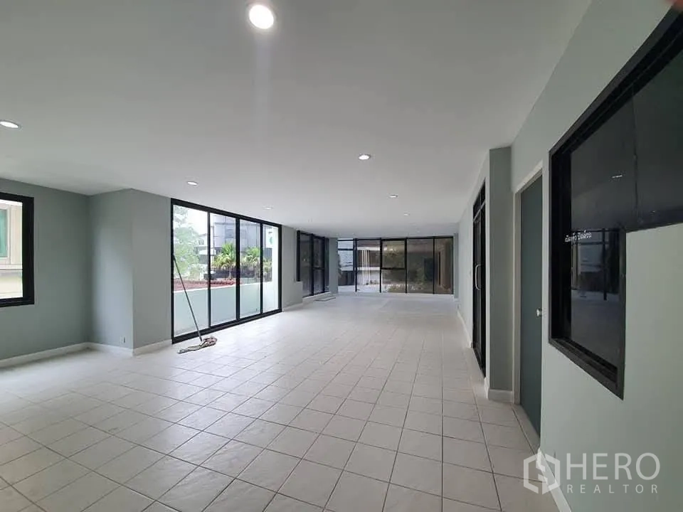 家庭办公室 for rent in Wang Thonglang, Bangkok - 开放式楼层，浅色地砖，整面落地玻璃墙可望露台景观。