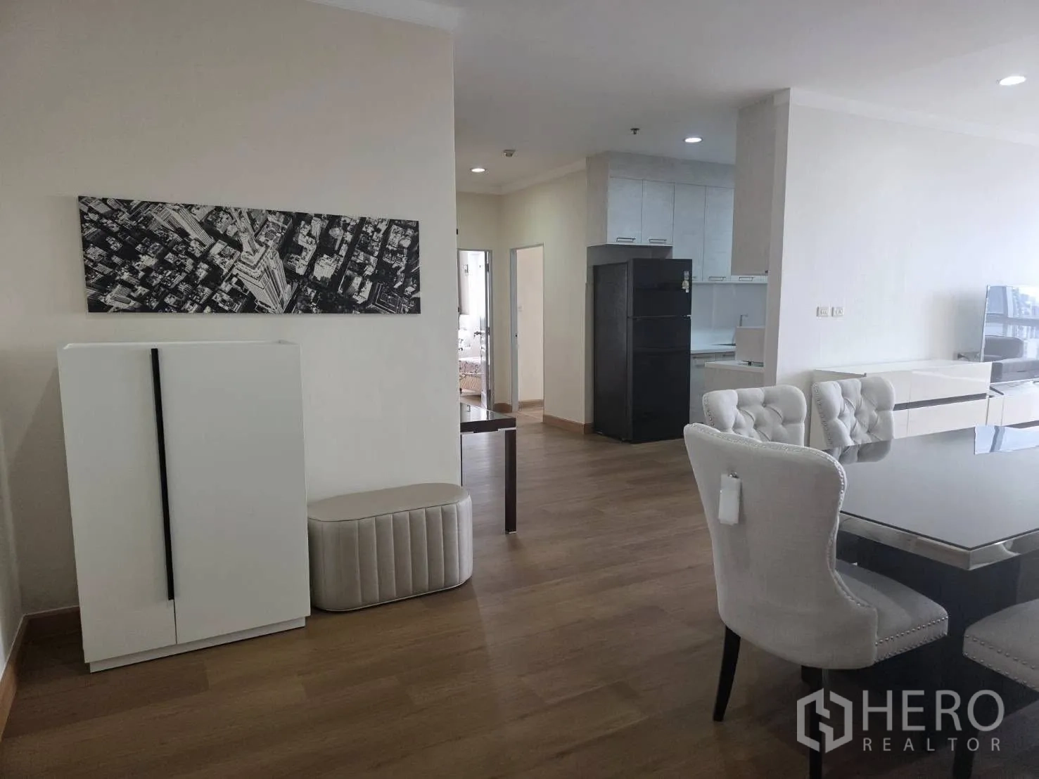 Condominium for rent in Khlong Toei, Bangkok - Dining corner with wall art and access to the separate kitchen.