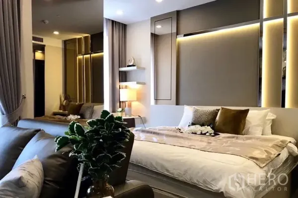 คอนโด ให้เช่าในWatthana, Bangkok - เลย์เอาต์ 1 ห้องนอนแบบเปิดโล่ง มีเตียง โซฟา และไฟซ่อนสร้างบรรยากาศ