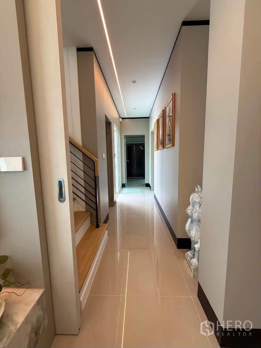 บ้านเดี่ยว for rent in Bang Phli, Samut Prakan - โถงทางเดินฝ้าไฟยาวเชื่อมต่อครัวและบันได.