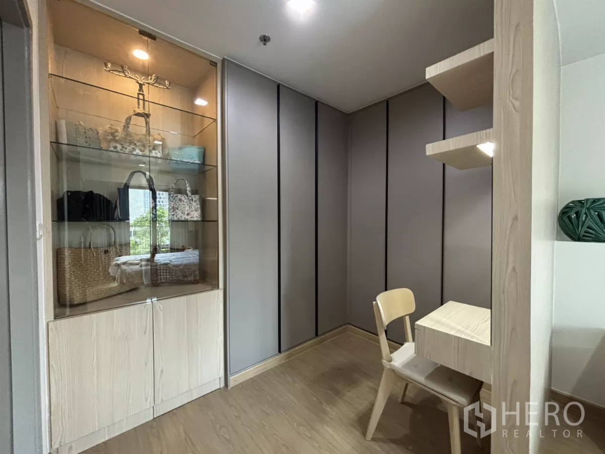 公寓 出租在Phra Khanong, Bangkok - 步入式衣帽间，玻璃展示柜与到顶收纳。