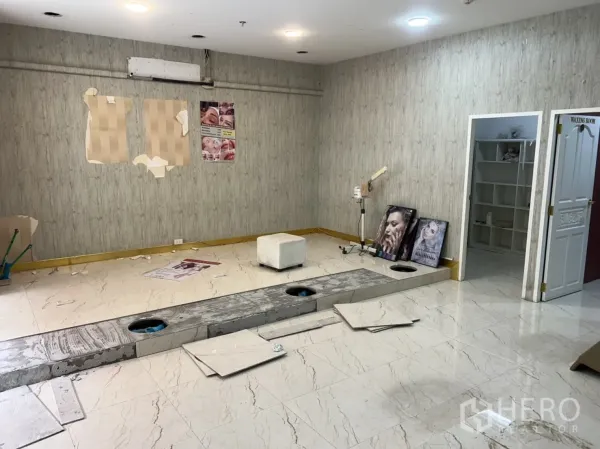 零售空间 出租在Khlong Toei, Bangkok - 商铺轻装修状态，台阶平台、储物间与吊顶筒灯。