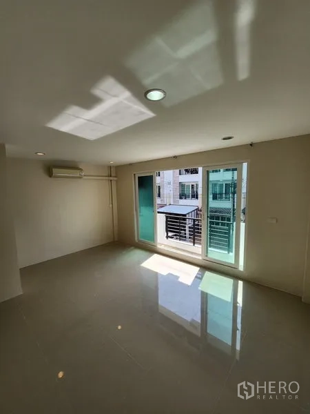 联排别墅 出租在Wang Thonglang, Bangkok - 采光充足的主卧，推拉门通阳台，配空调。