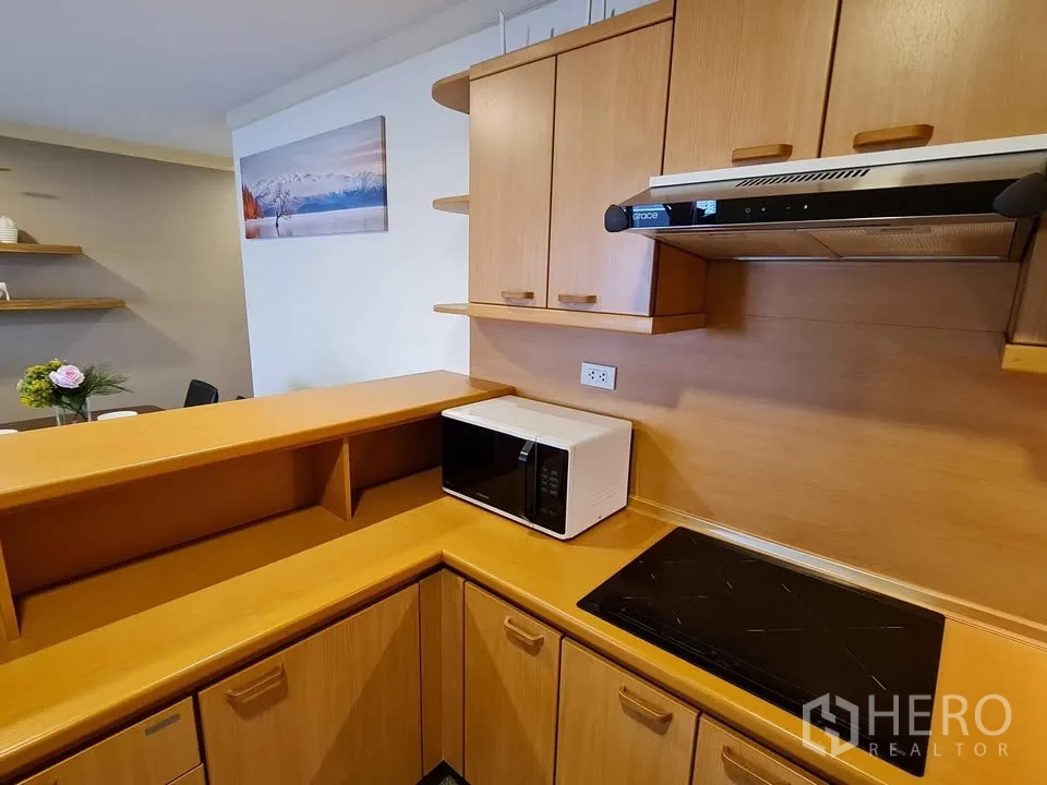 คอนโด for rent in Khlong Toei, Bangkok - ครัวพร้อมเตาไฟฟ้า เครื่องดูดควัน และไมโครเวฟ.