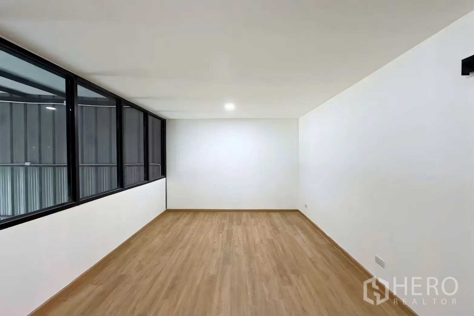 仓库 for rent in Wang Thonglang, Bangkok - 明亮的楼上办公室，木质纹理地面与长条内窗。