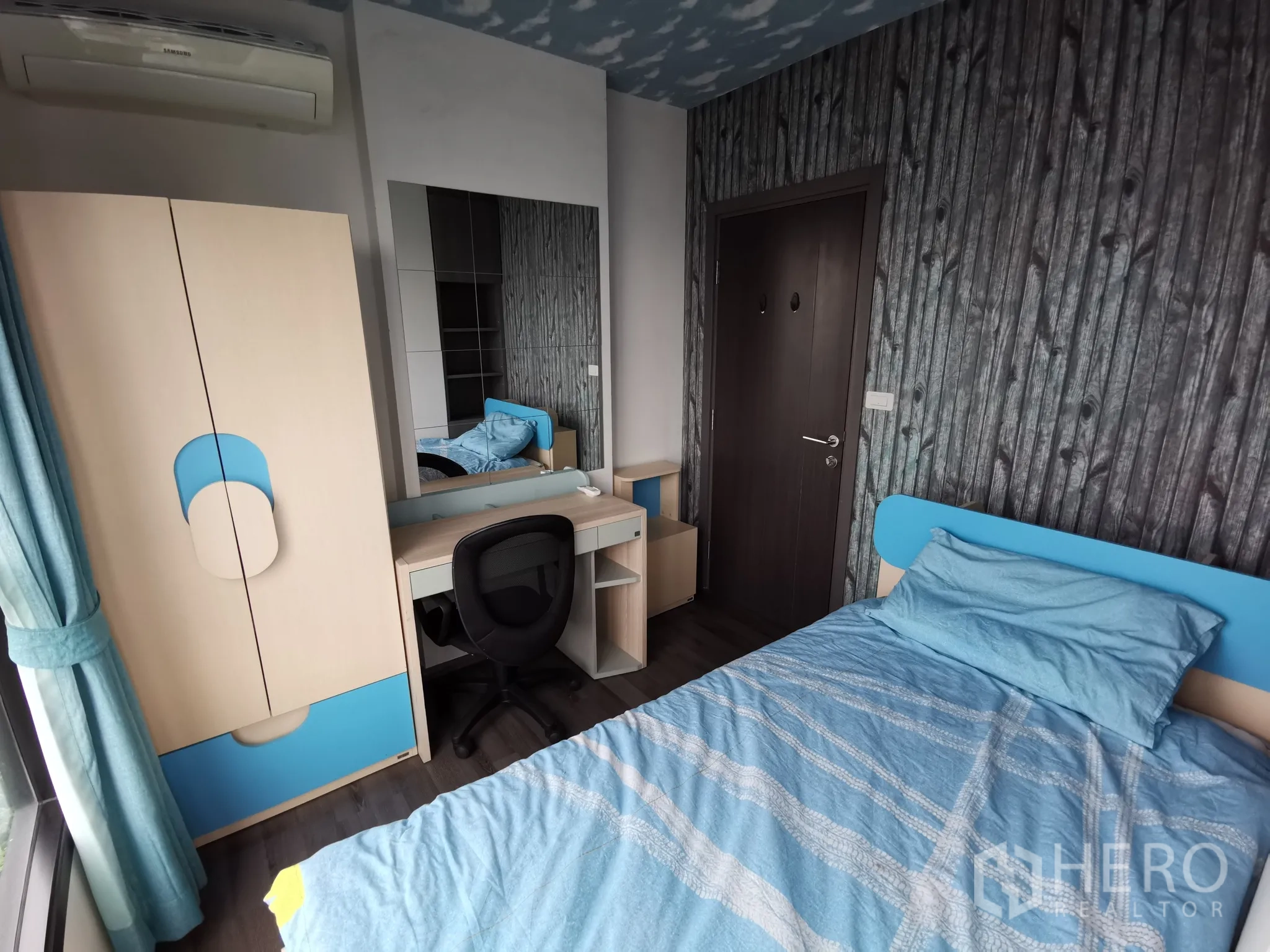 Condominium for rent or sale in Watthana, Bangkok - Second bedroom with single bed, study desk, wardrobe and air-conditioning.