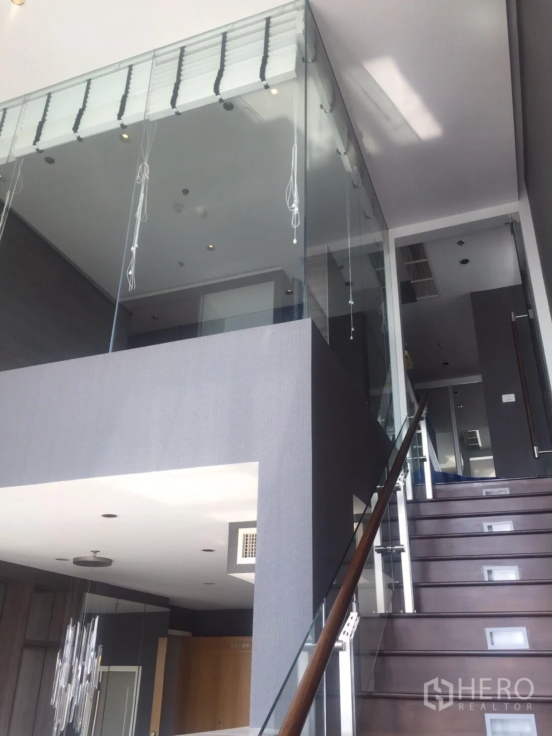 公寓 出租在Khlong Toei, Bangkok - 通往夹层的楼梯，玻璃栏板展现复式loft格局。