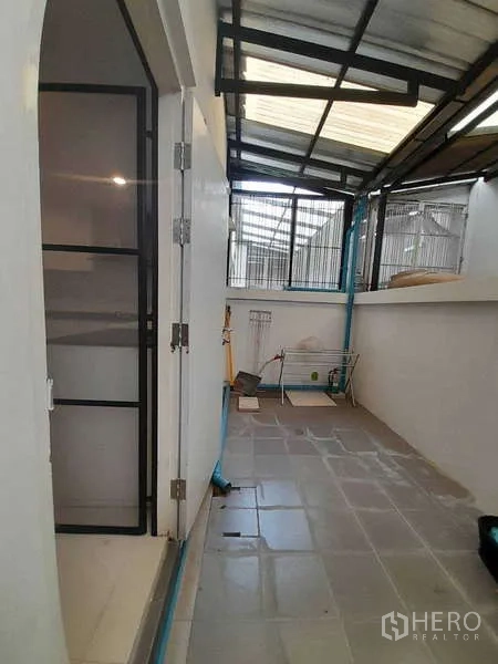 联排别墅 出租在Khlong Toei, Bangkok - 后部有顶服务区，瓷砖地面可洗衣