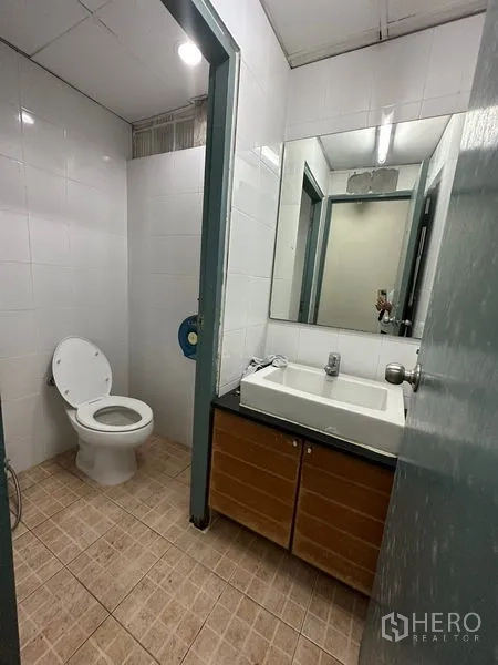Office Space for rent in Pathum Wan, Bangkok - Clean tiled restroom with vanity, basin and western toilet.