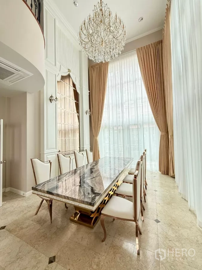 Townhouse for rent in Bang Kho Laem, Bangkok - Grand double-volume dining room with crystal chandelier and marble-top table