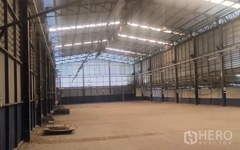 คลังสินค้า ให้เช่าในLat Lum Kaeo, Pathum Thani - ฮอลล์โกดังโล่งแบบเคลียร์สแปน ผนังเมทัลชีทระบายอากาศ