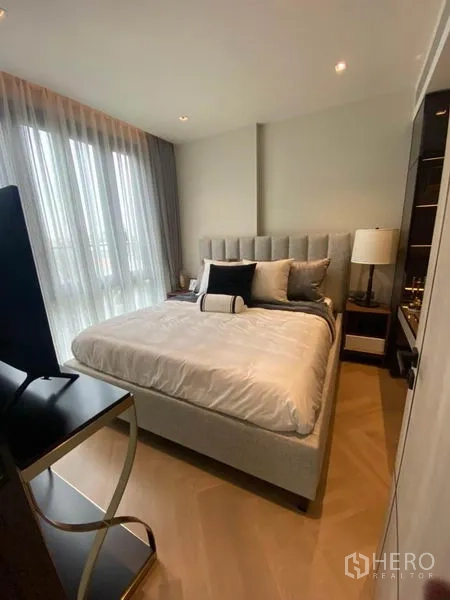 公寓 出租在Watthana, Bangkok - 舒适卧室，软包床、纱帘与落地窗，位于Ekkamai公寓内。