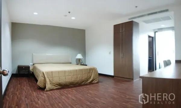 公寓 出租在Watthana, Bangkok - 主卧木地板，内置衣柜与书桌