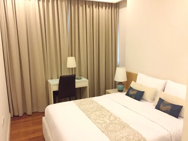 คอนโด ให้เช่าในPathum Wan, Bangkok - ห้องนอนอบอุ่น เตียงคิง โต๊ะทำงาน โคมไฟ และผ้าม่านยาวจรดพื้น