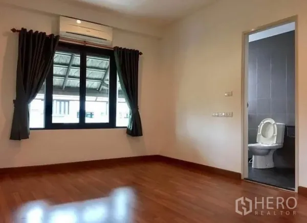 สำนักงานที่บ้าน ให้เช่า - ห้องนอนมีหน้าต่างบานใหญ่ ม่านสีเข้ม แอร์ และประตูเข้าห้องน้ำปูกระเบื้อง
