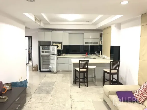 带办公室的家 出租在Wang Thonglang, Bangkok - 现代开放式厨房，带中岛、嵌入式柜体、开启的冰箱和吧椅。
