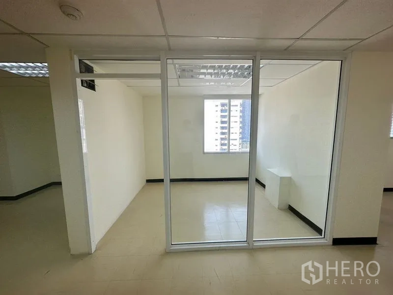 สำนักงาน ให้เช่าในWatthana, Bangkok - ห้องประชุมกั้นกระจกเต็มความสูง พร้อมหน้าต่างภายนอก