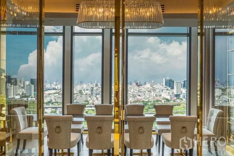 公寓 出租或出售在Pathum Wan, Bangkok - 天空酒廊式餐区，落地窗环景欣赏曼谷天际线