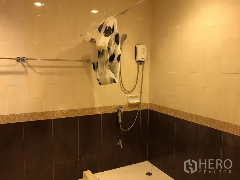 联排别墅 出租在Wang Thonglang, Bangkok - 浴室设步入式淋浴、电热水器与双色墙砖。