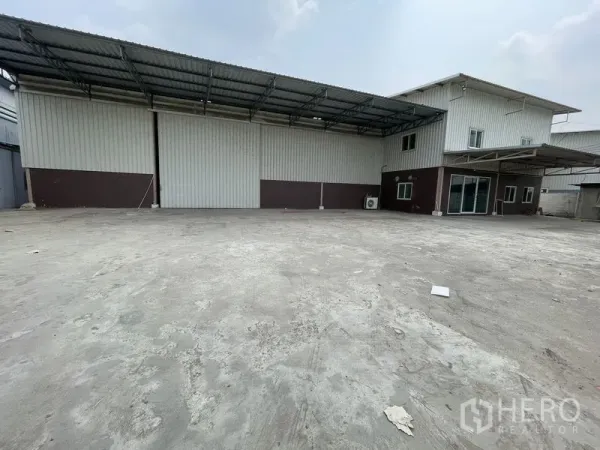 货栈 出租在Lat Lum Kaeo, Pathum Thani - 钢结构仓库前的宽阔装卸区，连接带雨棚的两层办公区。