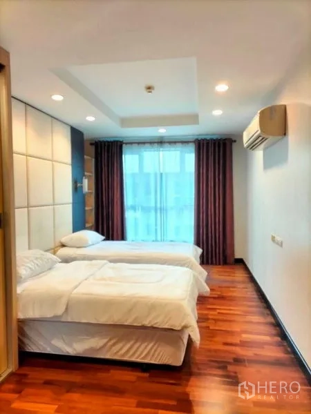 คอนโด ให้เช่าในWatthana, Bangkok - ห้องนอนเตียงคู่กว้าง ไฟดาวน์ไลท์ แอร์ และหน้าต่างพร้อมผ้าม่าน