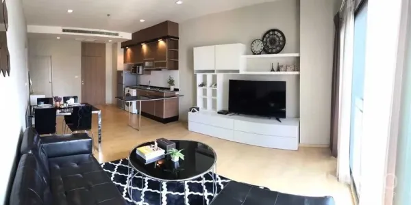 公寓 出租在Watthana, Bangkok - 宽敞客厅，电视柜、圆形茶几与落地窗